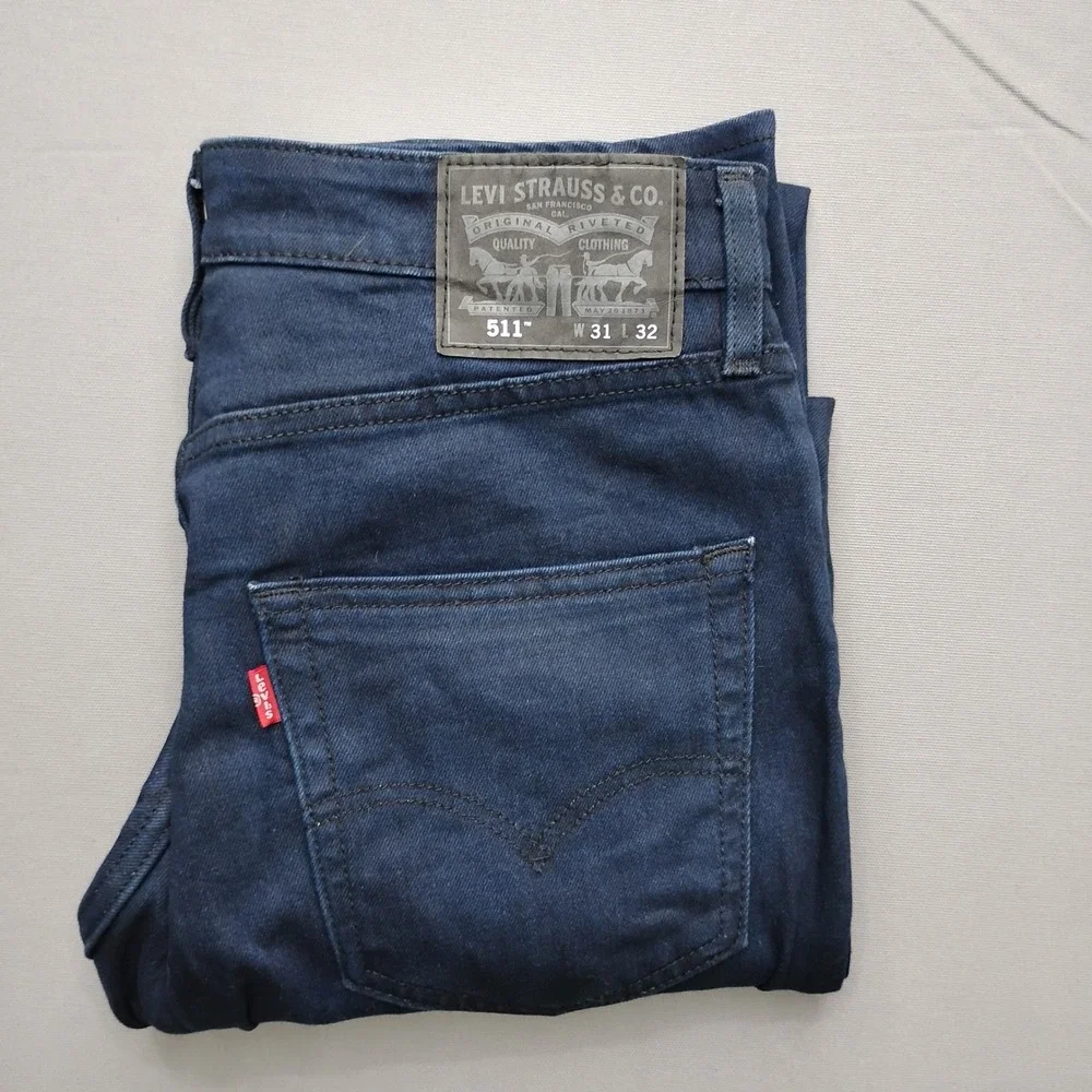 Levis that silhouette